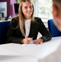 Hoe begin je een sollicitatiegesprek? Tips voor een sterke eerste indruk